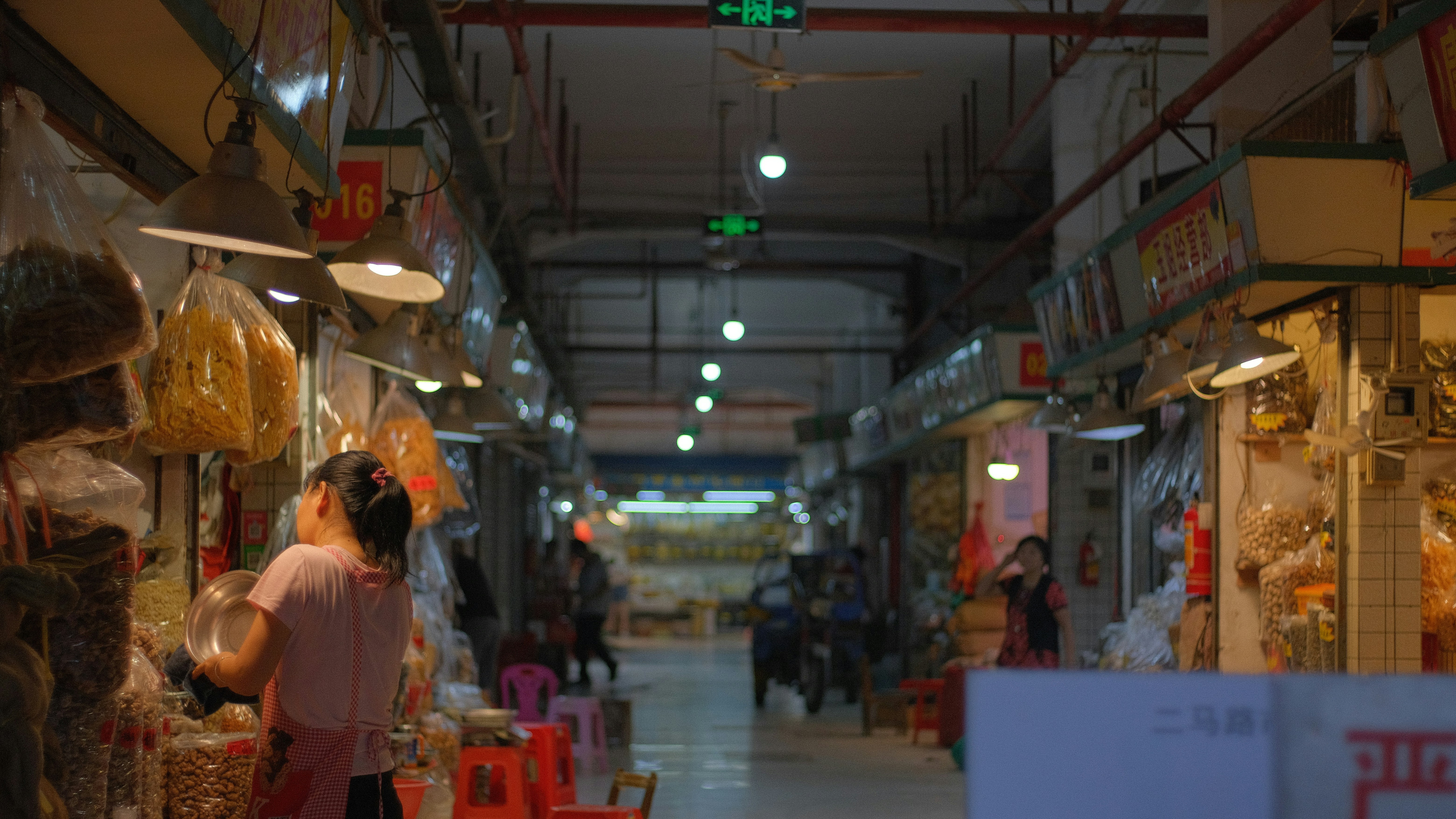 shallow focus photo of person i white T-shirt holding stainless steel pot