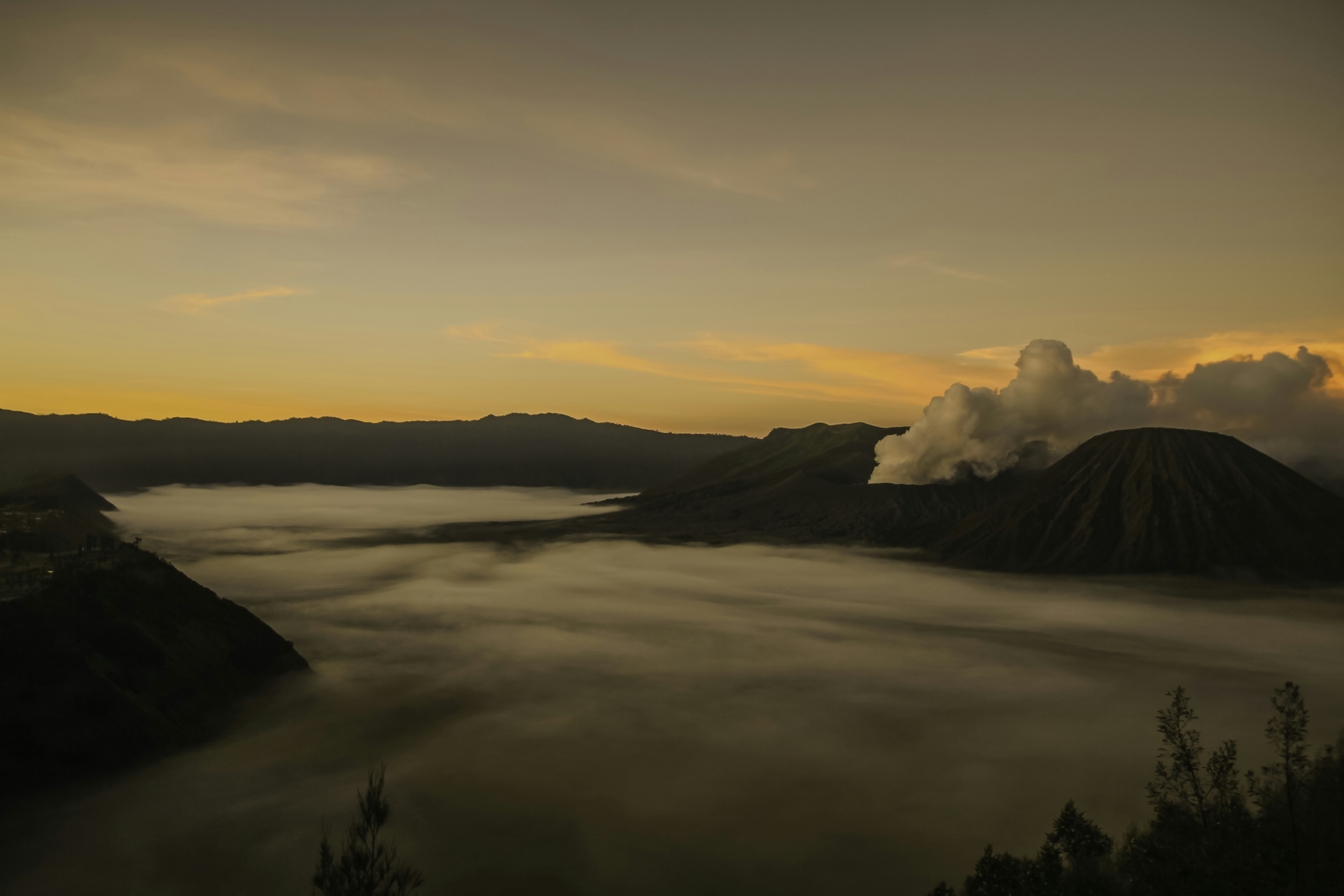 sea of clouds and mountain peak photo, 