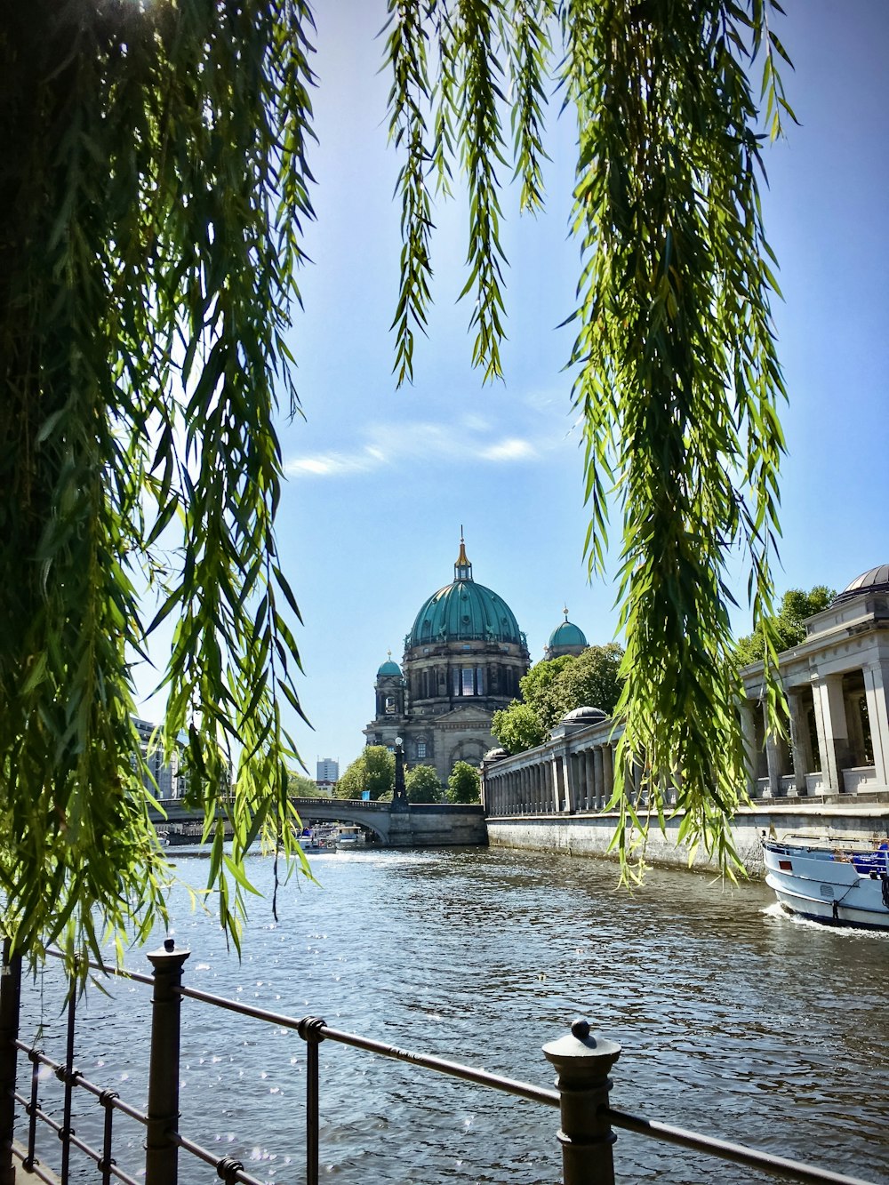 Gebäude aus weißem Beton