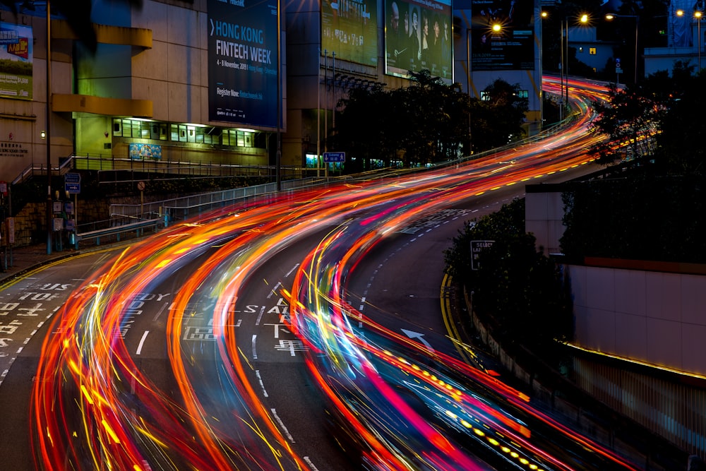 Fotografia time lapse di strada trafficata