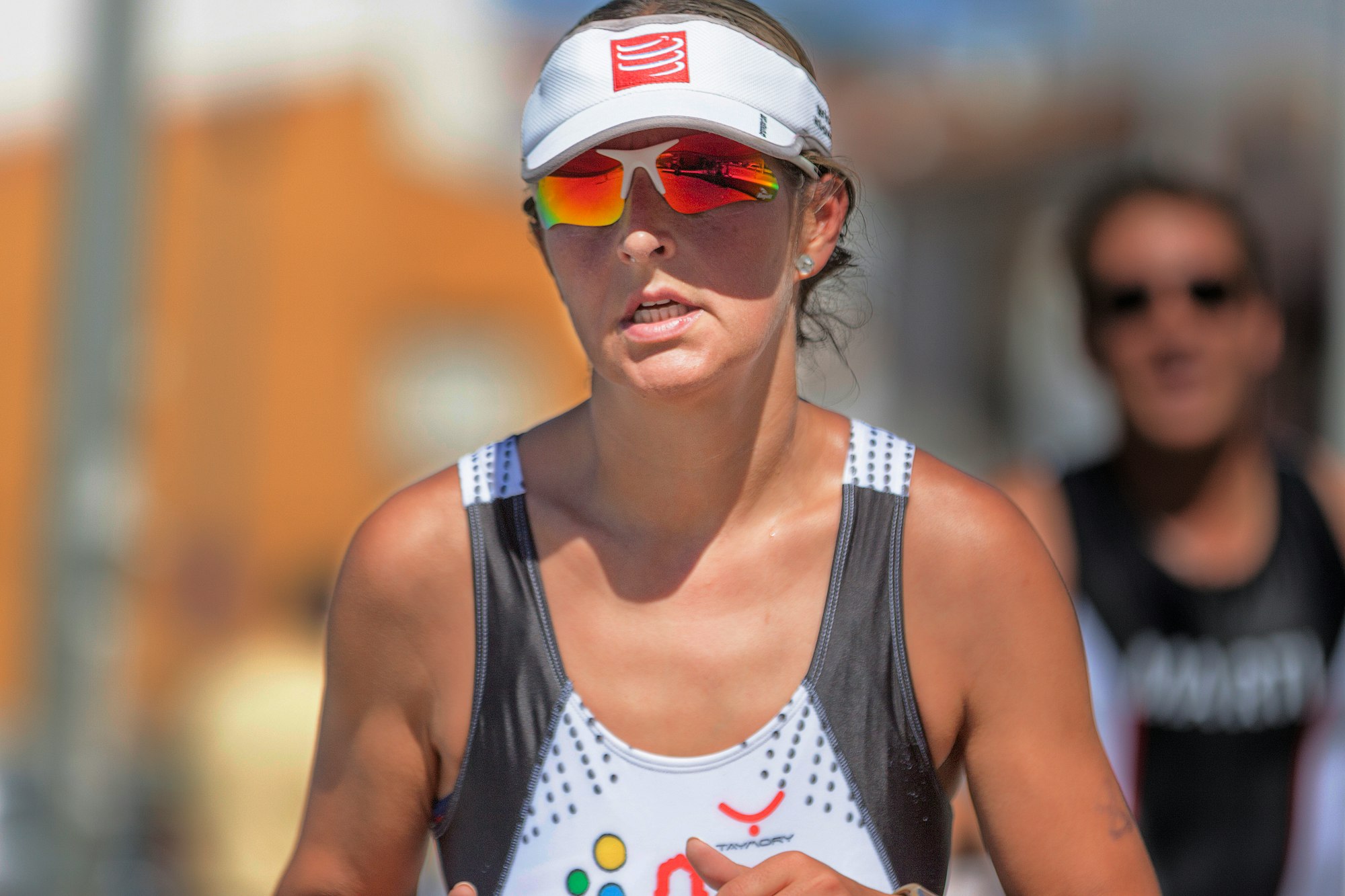 Venciendo la fatiga durante el sector de carrera a pie de un triatlón celebrado Rincón de la Victoria. (Málaga)