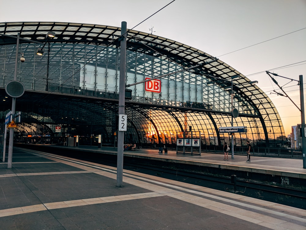 Vista da estação de trem durante a hora dourada