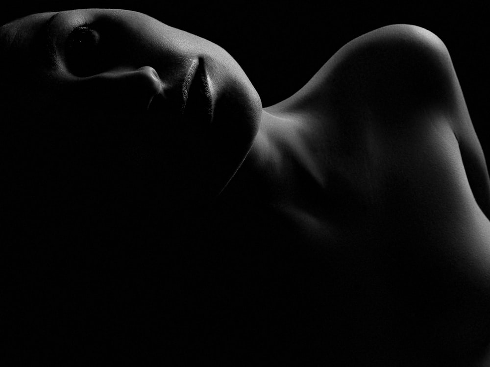 Une photo en noir et blanc d’une femme nue