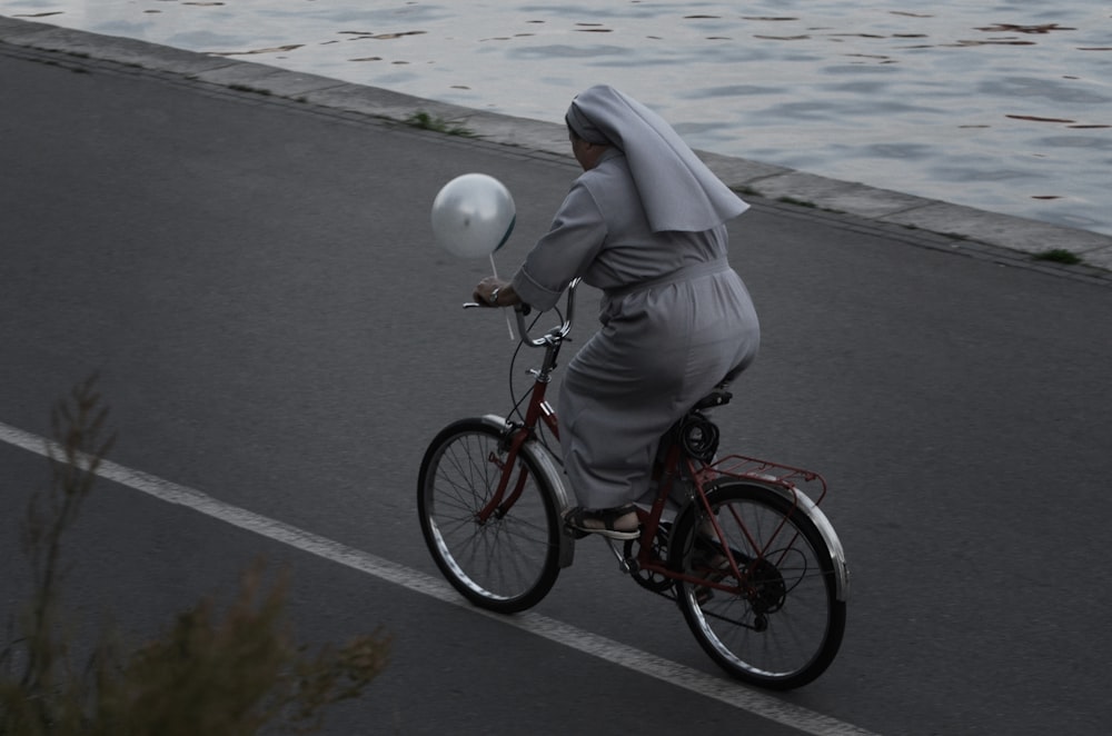 monja montando en bicicleta