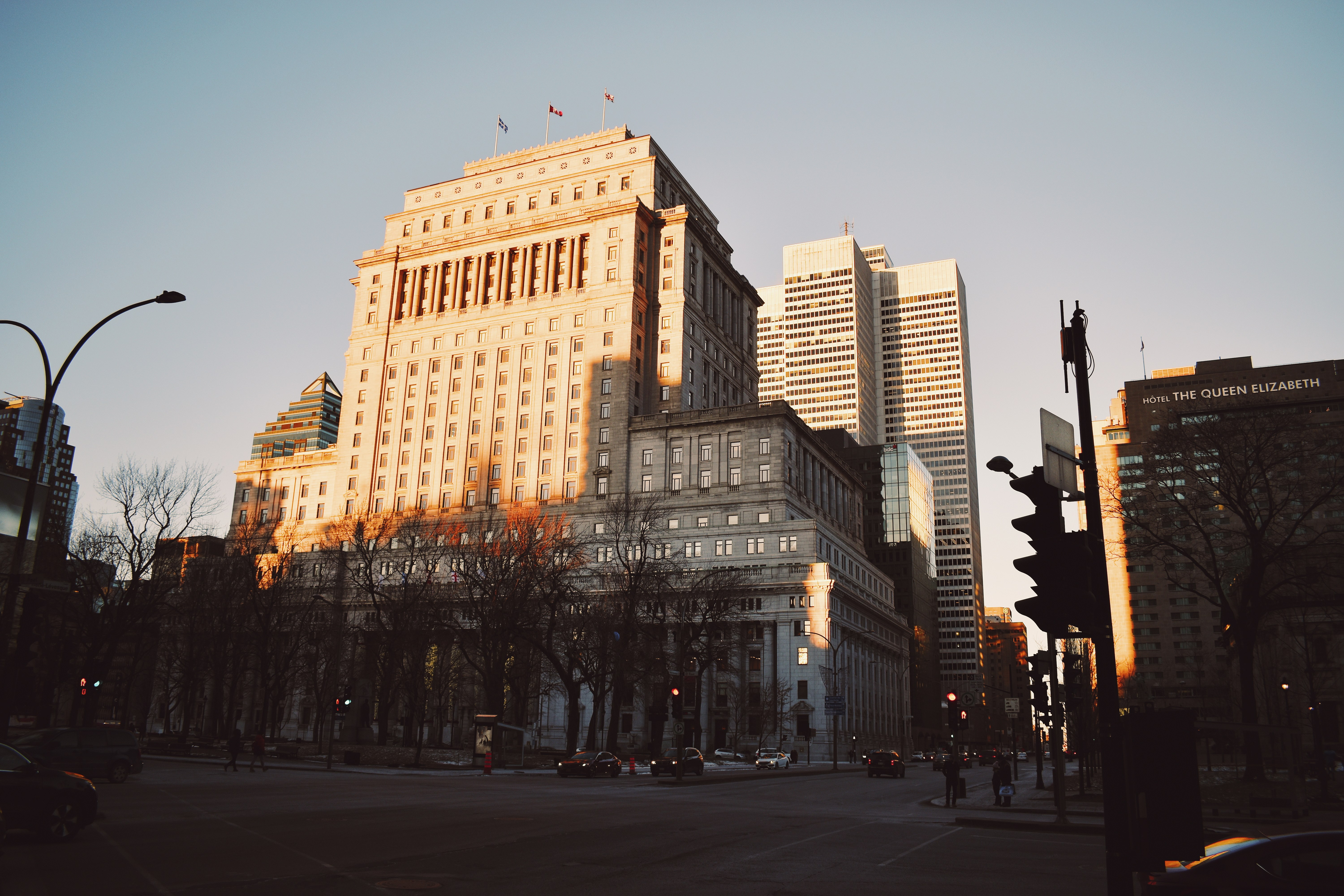 Véhicule et personnes qui traversent dans la rue