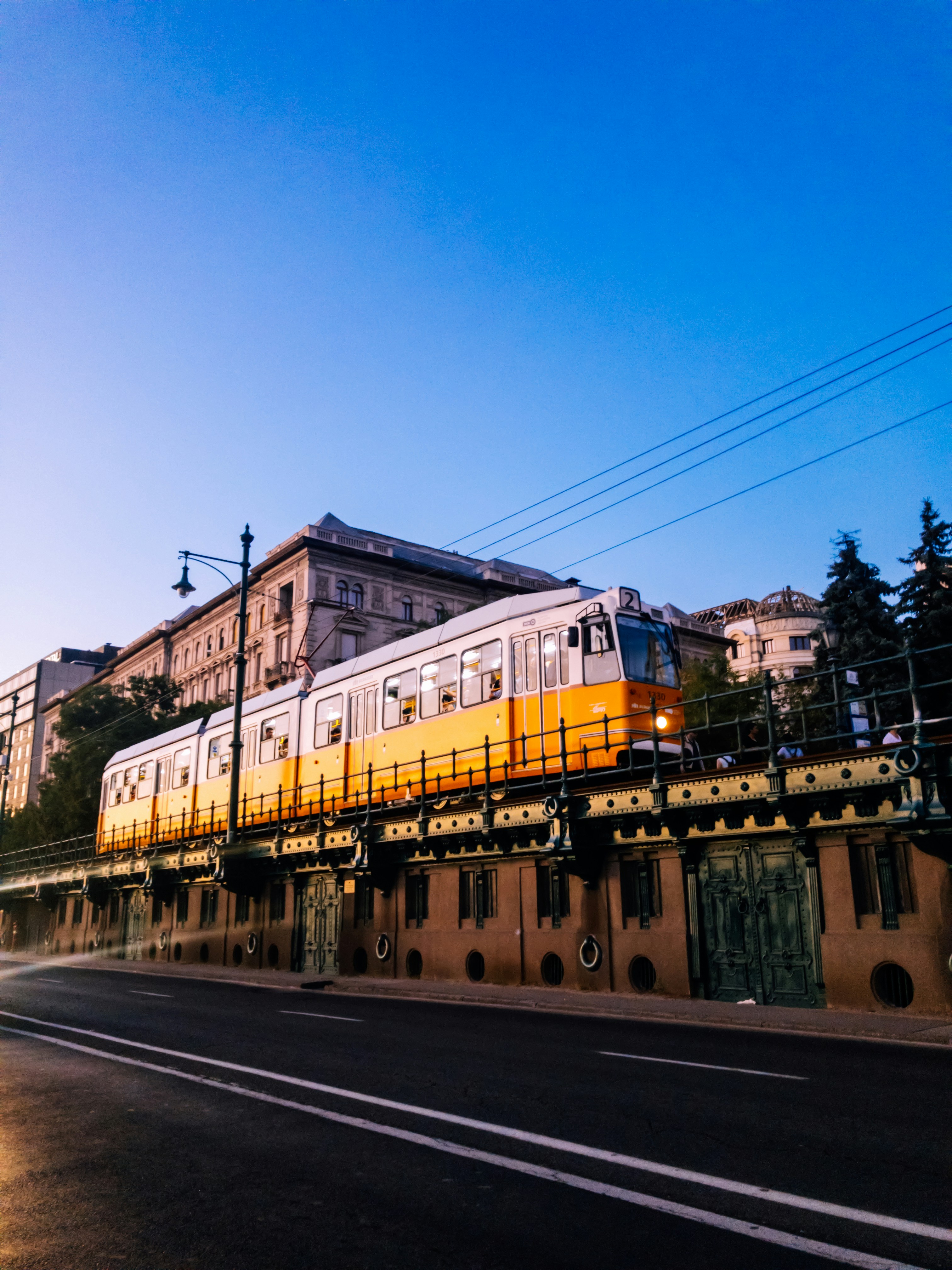 茶色とベージュの家と電車の写真 Unsplashで見つけるiphoneの壁紙の無料写真