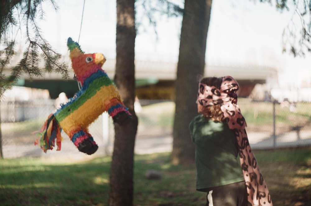 Persona golpeando piñata