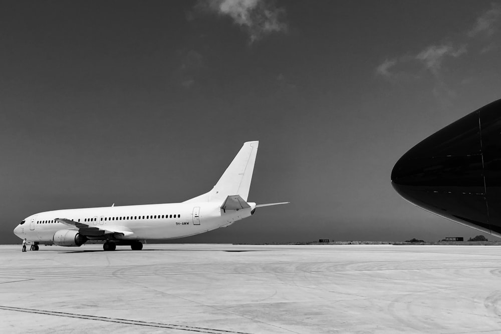 Graustufenfotografie eines Flugzeugs