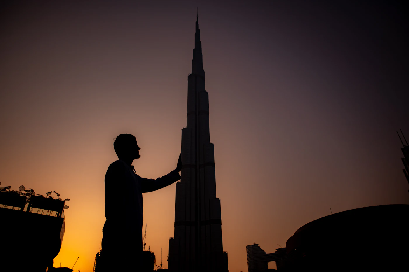 Der Burj Khalifa ragt bei Sonnenuntergang über die Skyline von Dubai