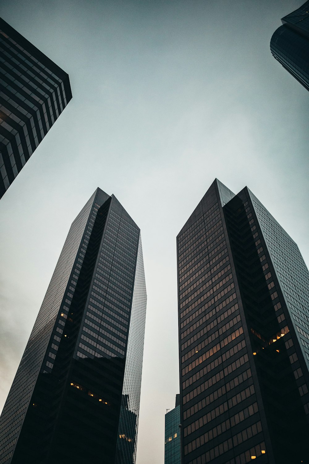 Foto de ángulo bajo de un edificio de gran altura durante el día