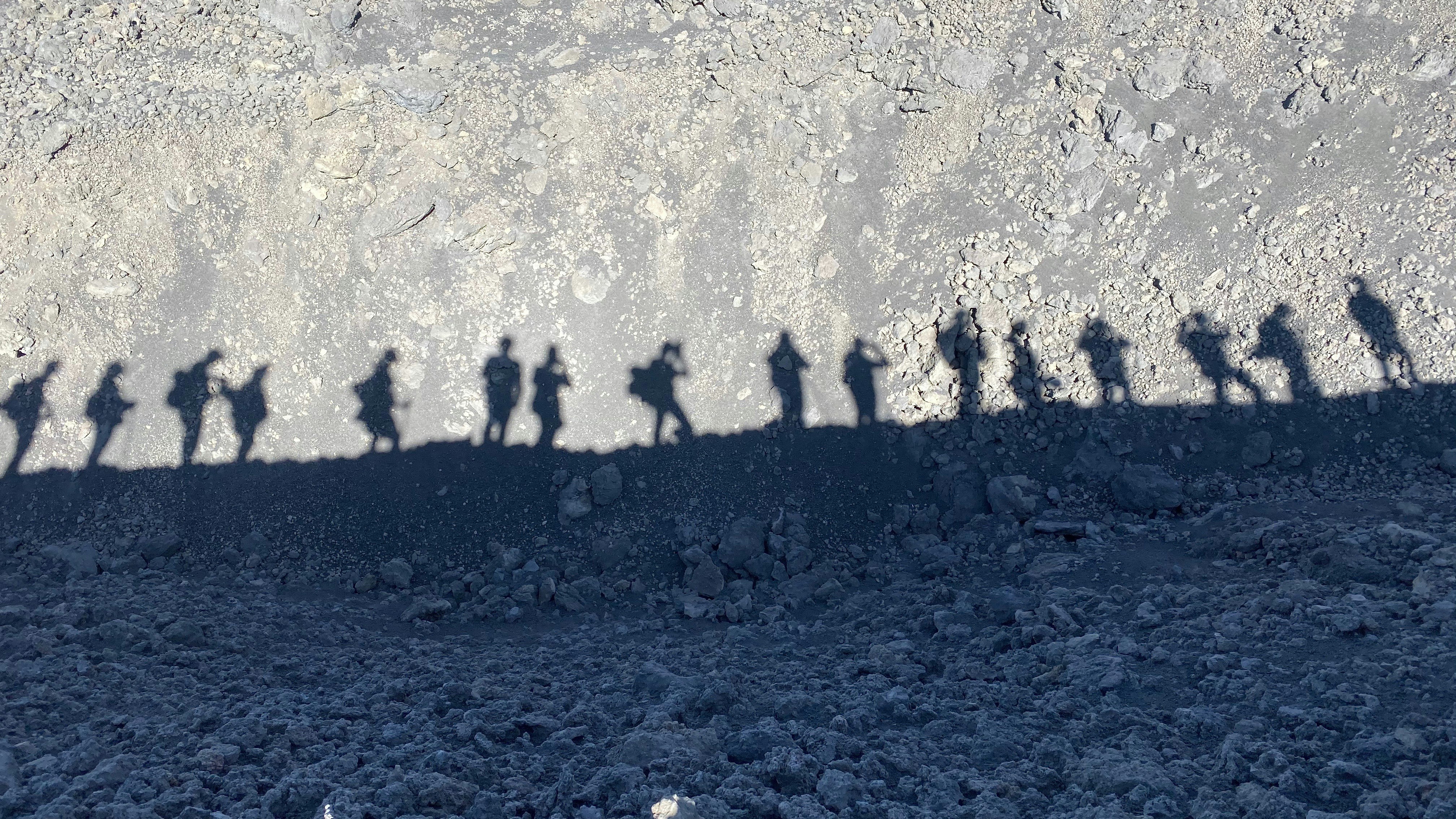 ombra di persone che camminano sulla montagna