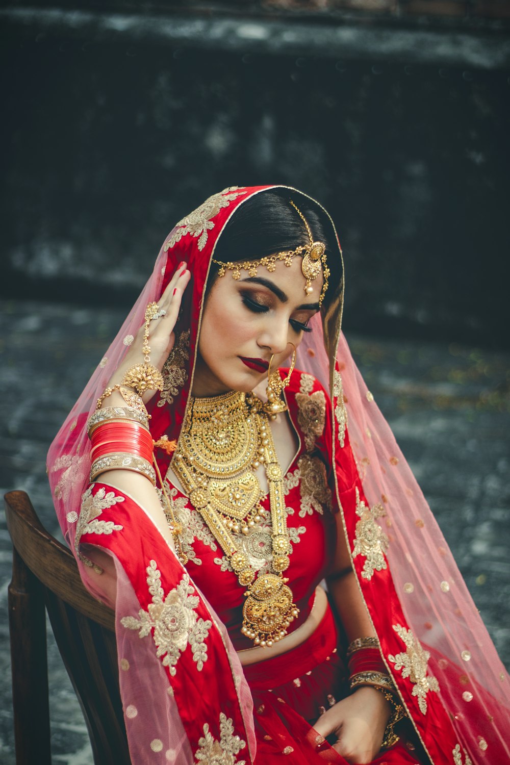 Mujer con sari de boda mirando hacia abajo