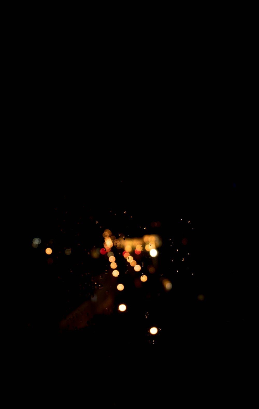 Ein verschwommenes Foto einer Stadtstraße bei Nacht
