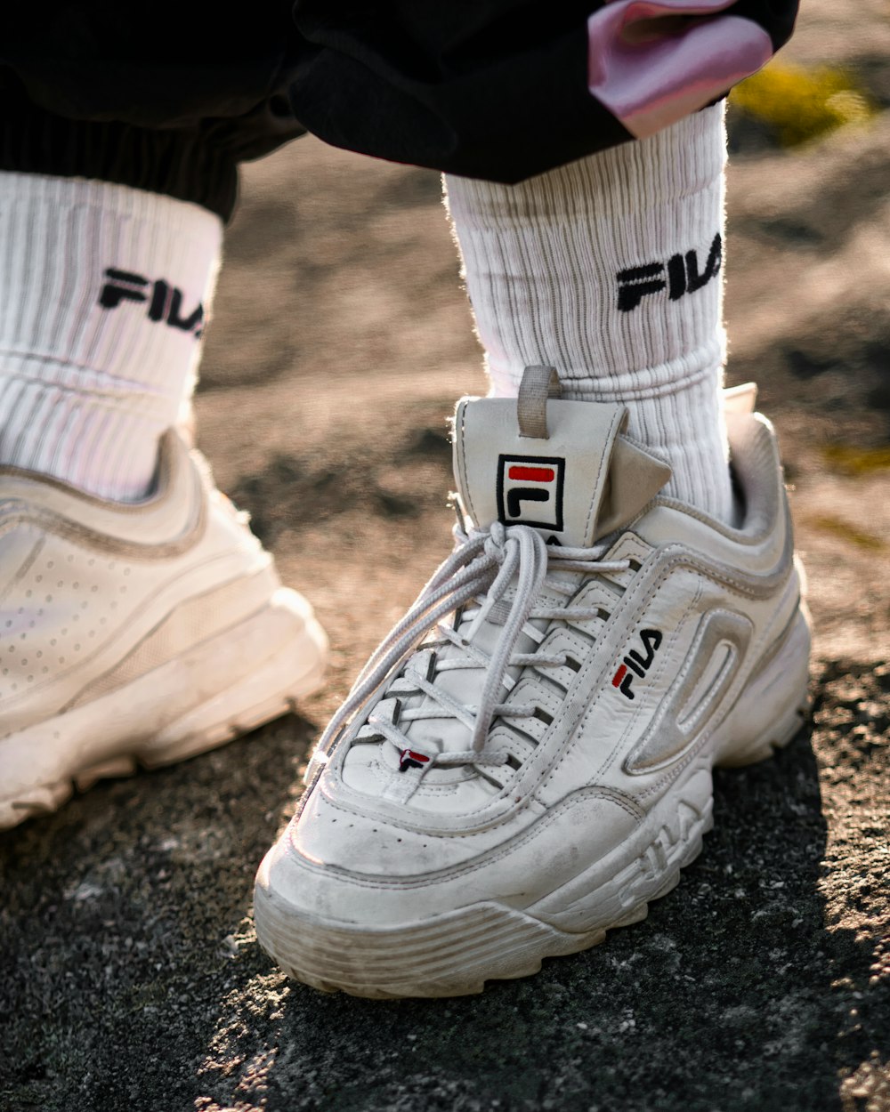 Foto Persona con zapatos fila disruptor blancos – Imagen Gris gratis en  Unsplash