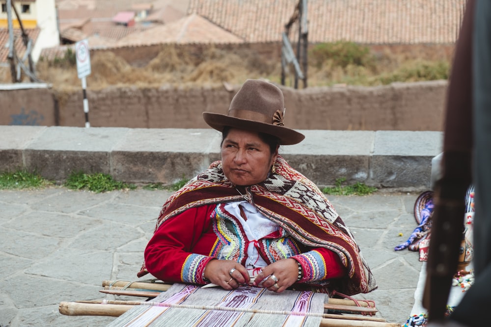 Une femme portant un chapeau brun assise à une table