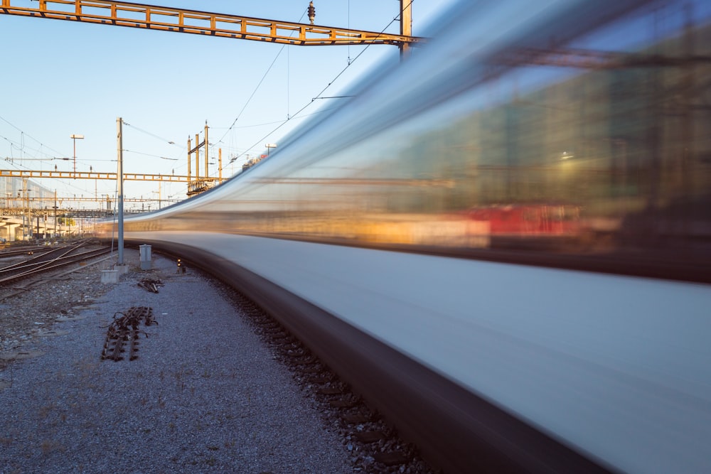 uma foto desfocada de um trem nos trilhos