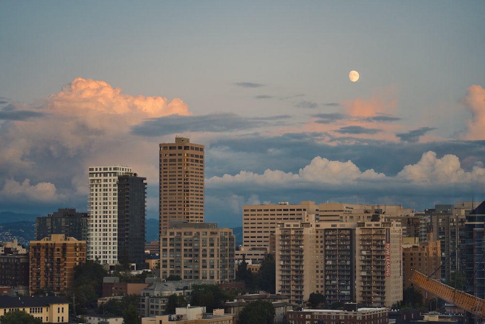 Photographie aérienne de la ville avec des immeubles de grande hauteur sous un ciel bleu et blanc pendant la journée