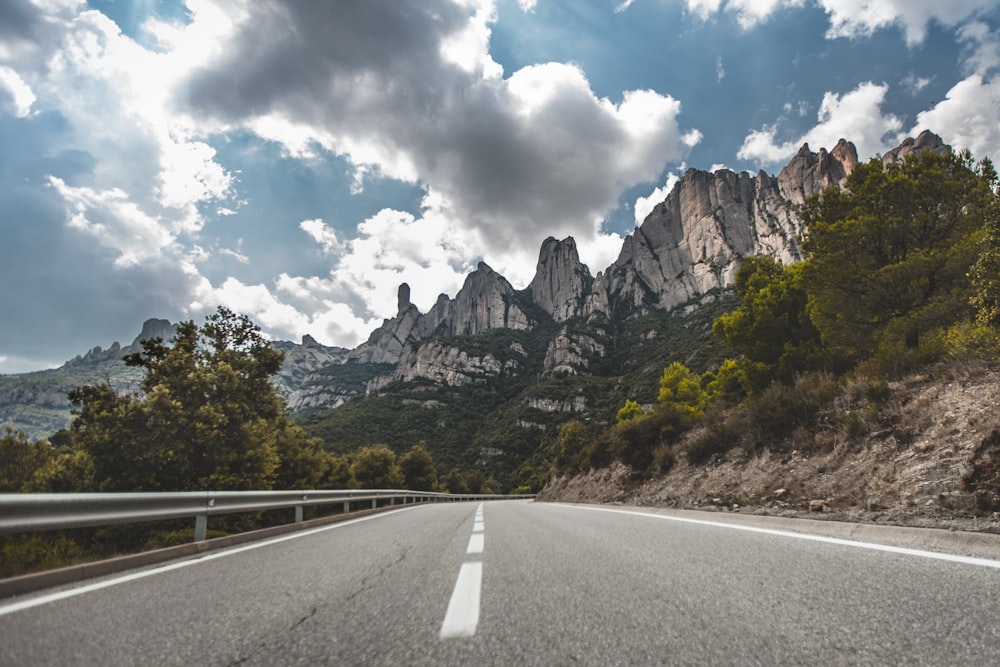 Carretera de hormigón gris durante el día