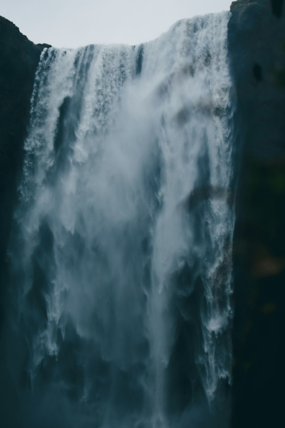 fotografia de baixo ângulo de cachoeira