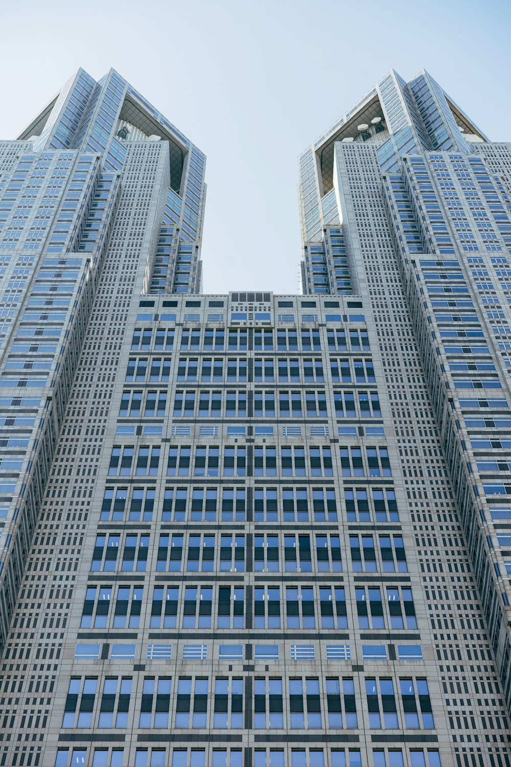 Edifício de concreto branco e azul