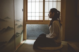 Mujer meditando haciendo Yoga