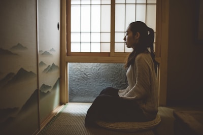 Mujer meditando haciendo Yoga