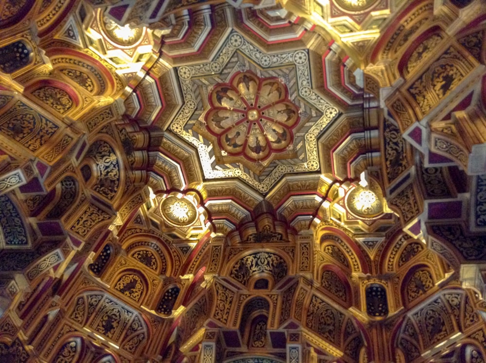 Interior de la catedral dorada con luces