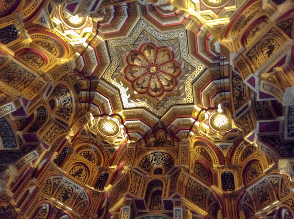 Interior da catedral de ouro com luzes