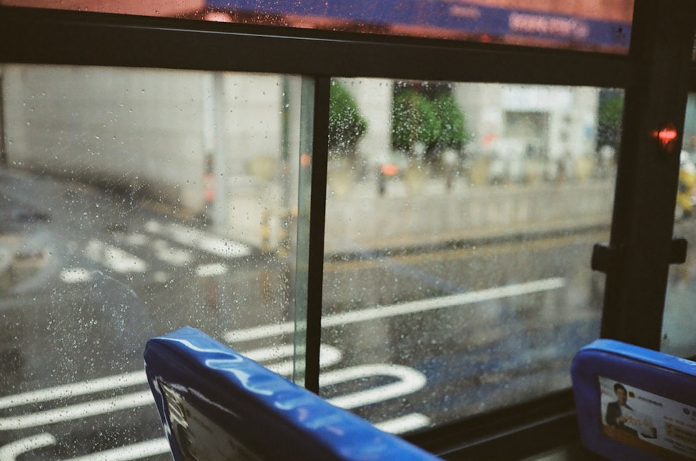 Leerer Busstuhl bei Regenwetter