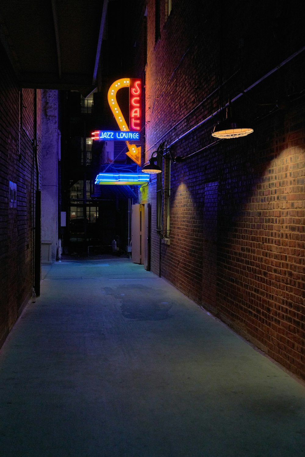 Scat-LED-Beschilderung neben der Wand in der Gasse