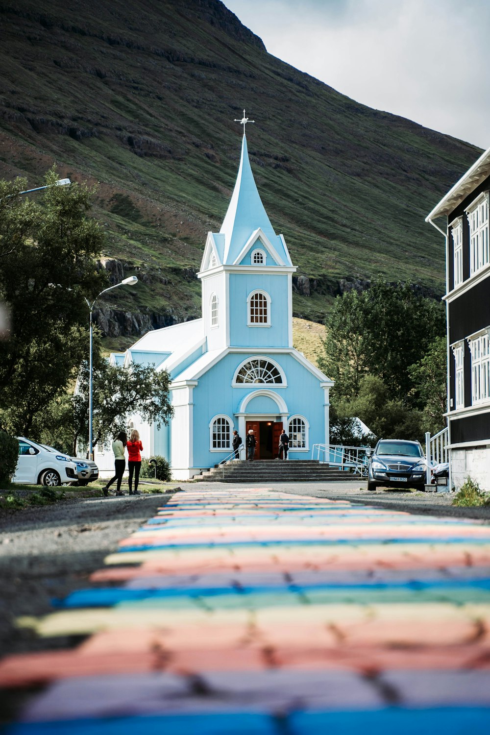 Foto der Kirche aus flachem Winkel