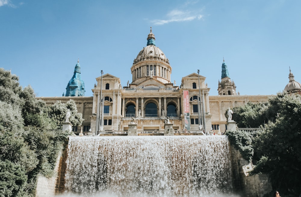 Edificio beige vicino alle cascate