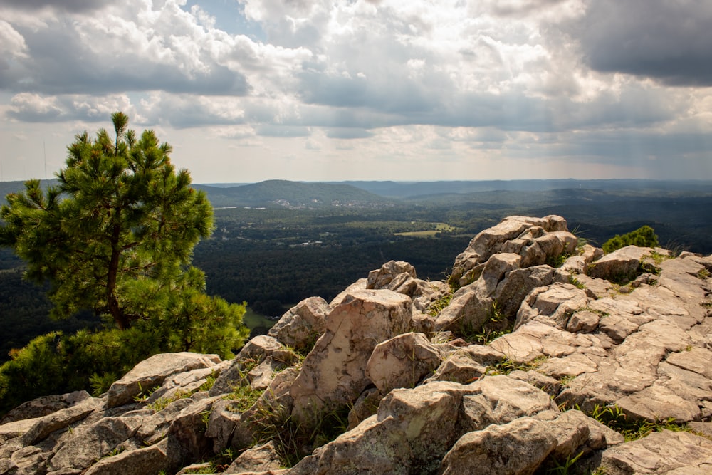 scogliera rocciosa della montagna durante il giorno