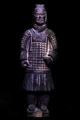 An elegant limited-edition statue featuring intricate paintwork and premium packaging.