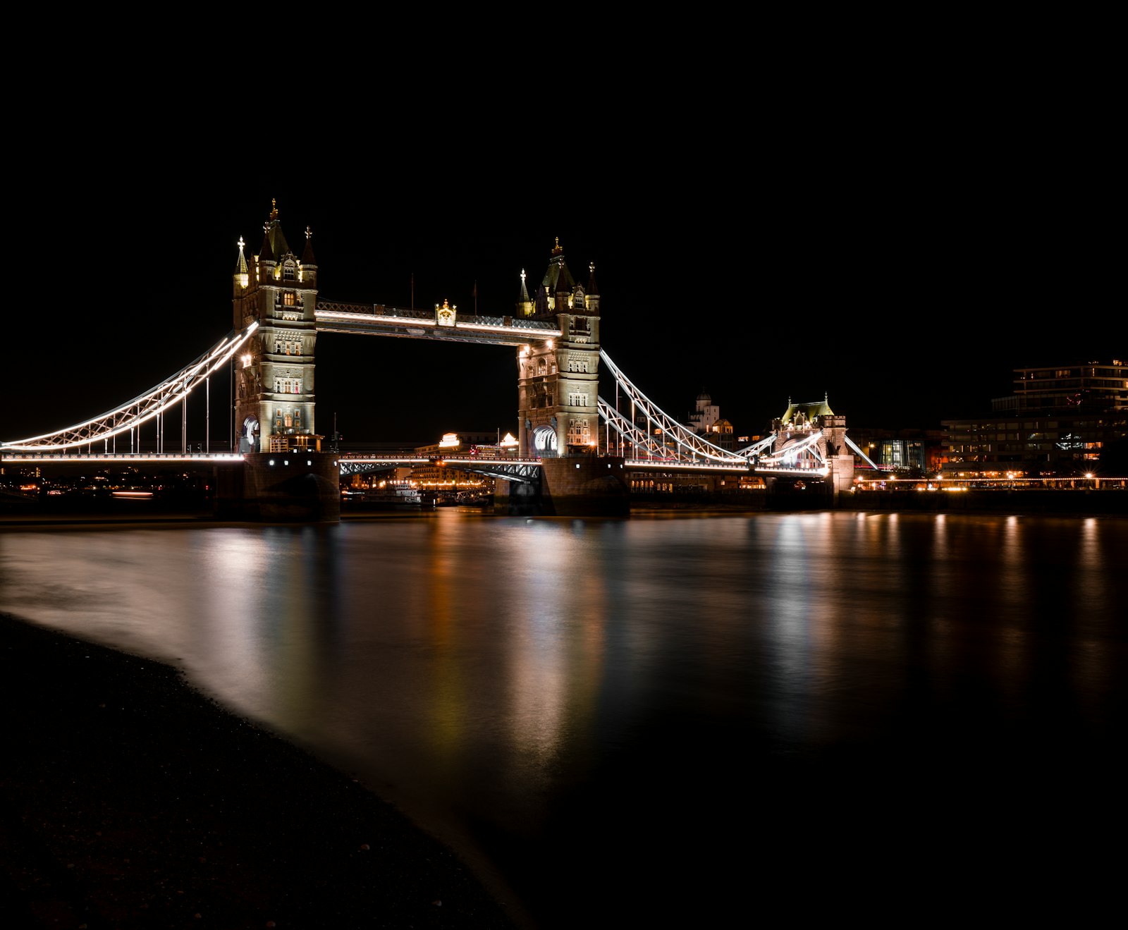Leica Q2 sample photo. London bridge photography