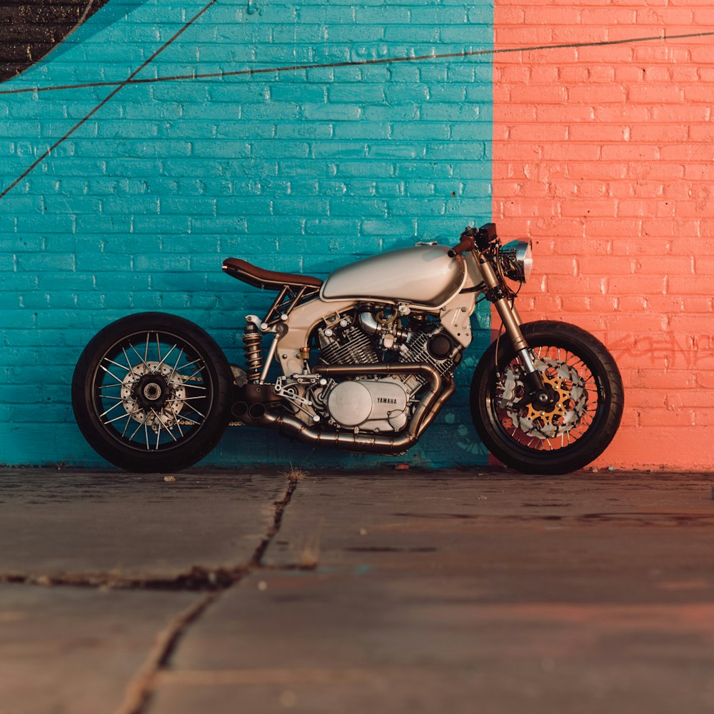 motocicleta padrão cinza