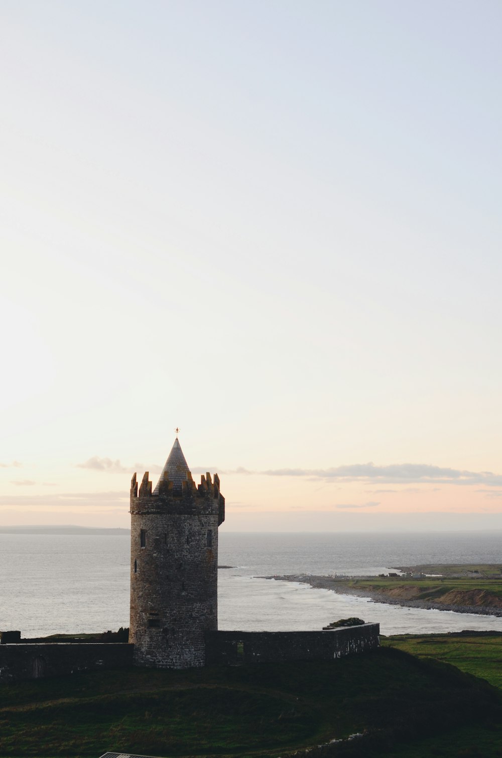 Castelo marrom ao lado do oceano