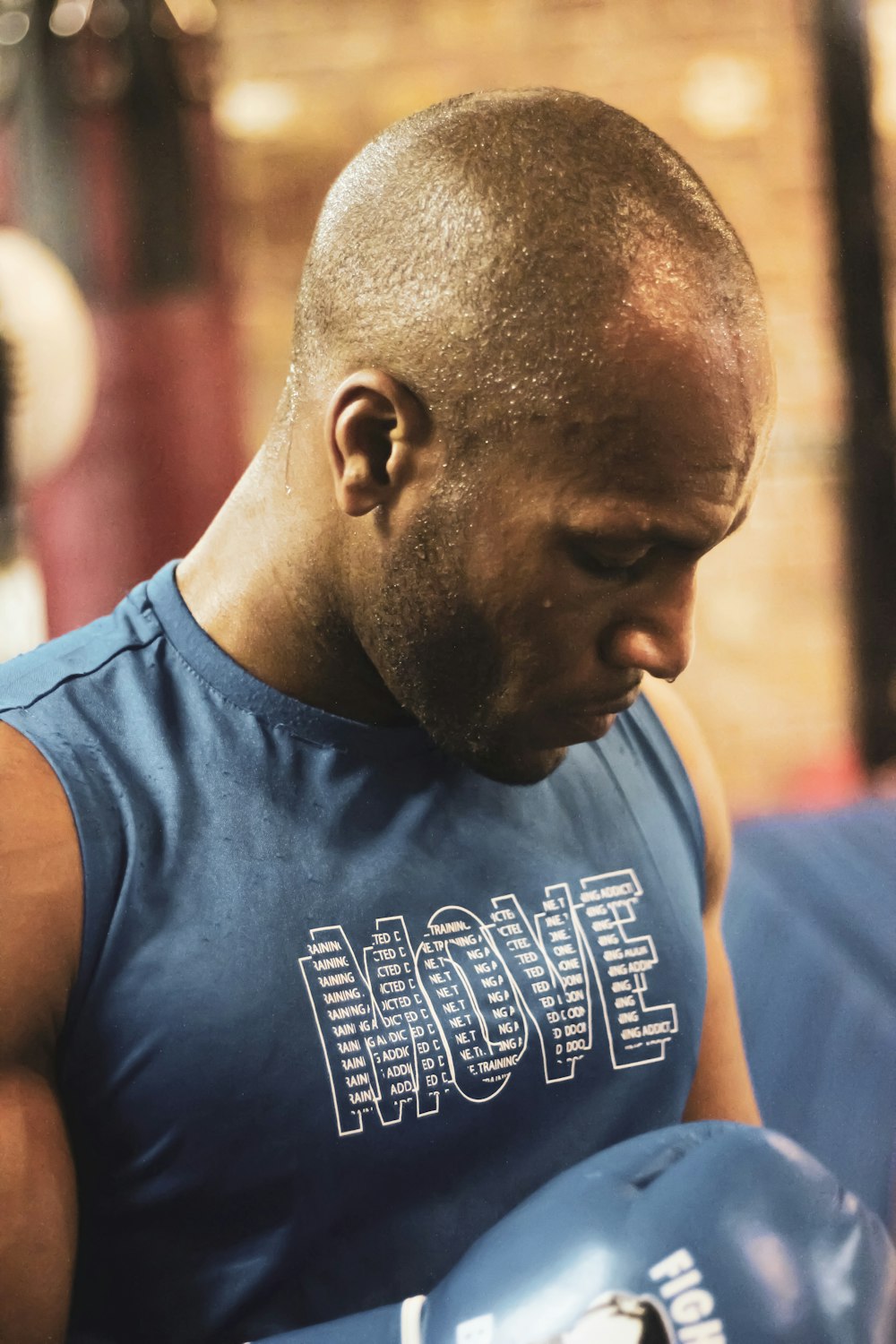 man wearing grey Move sleeveless shirt