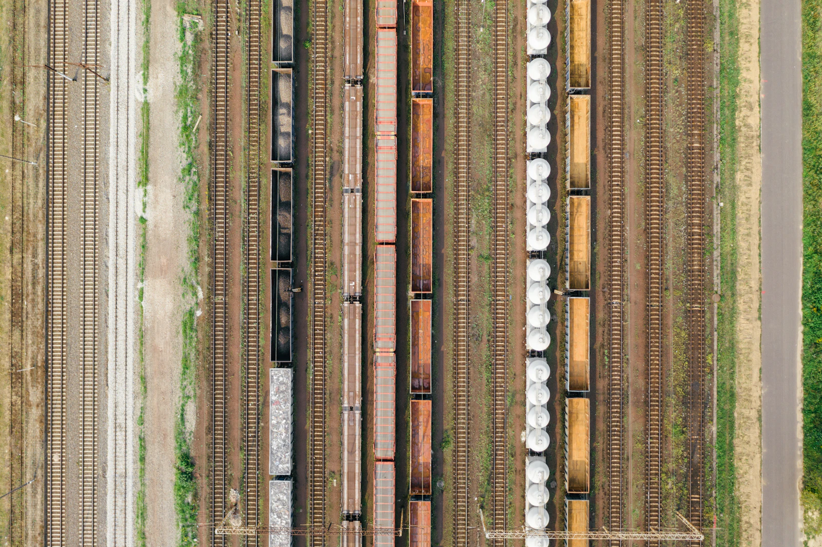 Vue aérienne d'un parc ferroviaire avec locomotives et wagons