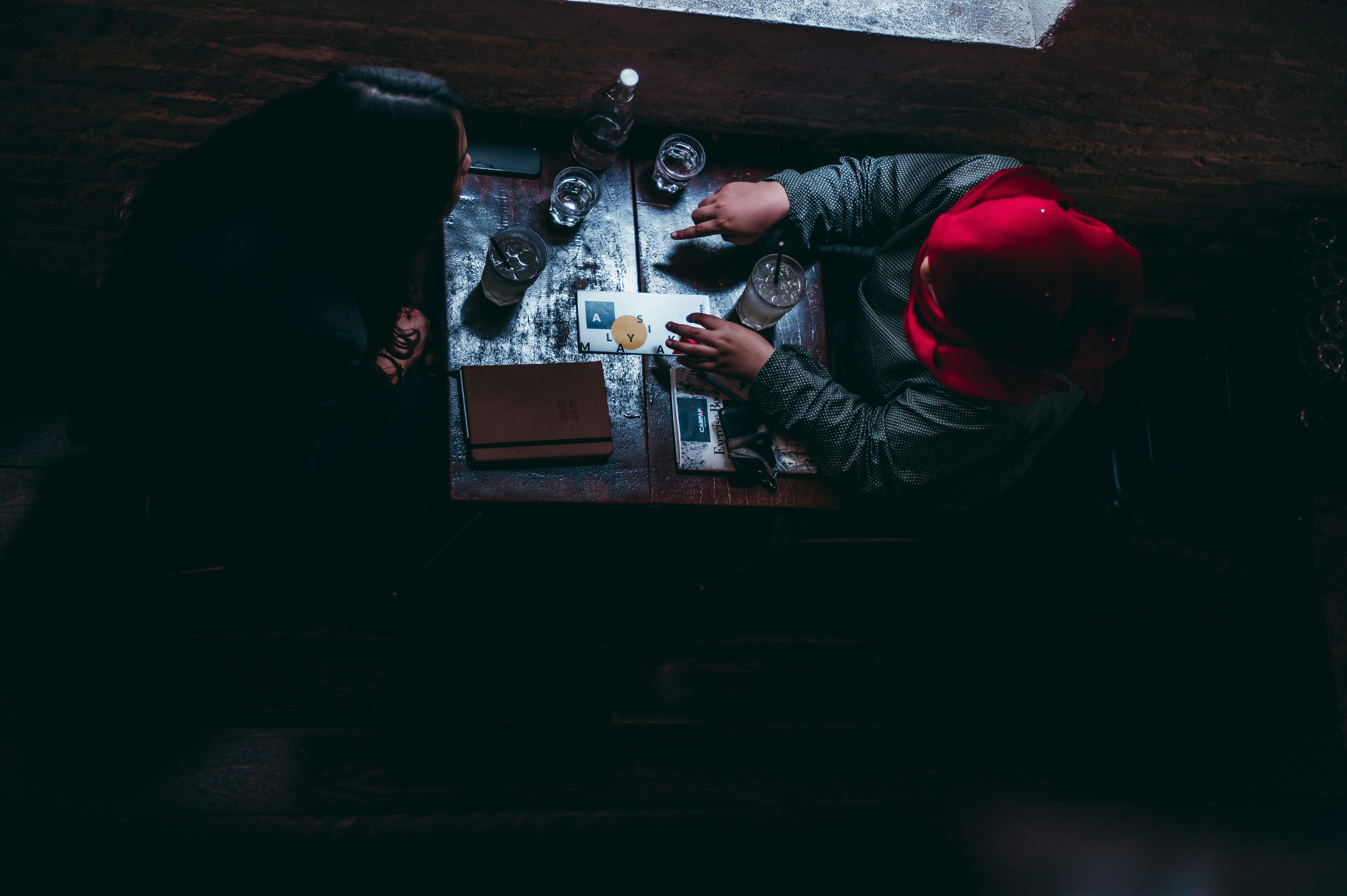 photo-1570322282982-406cb9629cd6?ixid=M3wxMjA3fDB8MXxzZWFyY2h8MTZ8fHJvdW5kdGFibGUlMjBob2xkJTIwc2VjcmV0c3xlbnwwfHx8fDE3NjU1MDc3Nzh8MA\u0026ixlib=rb-4.1.0