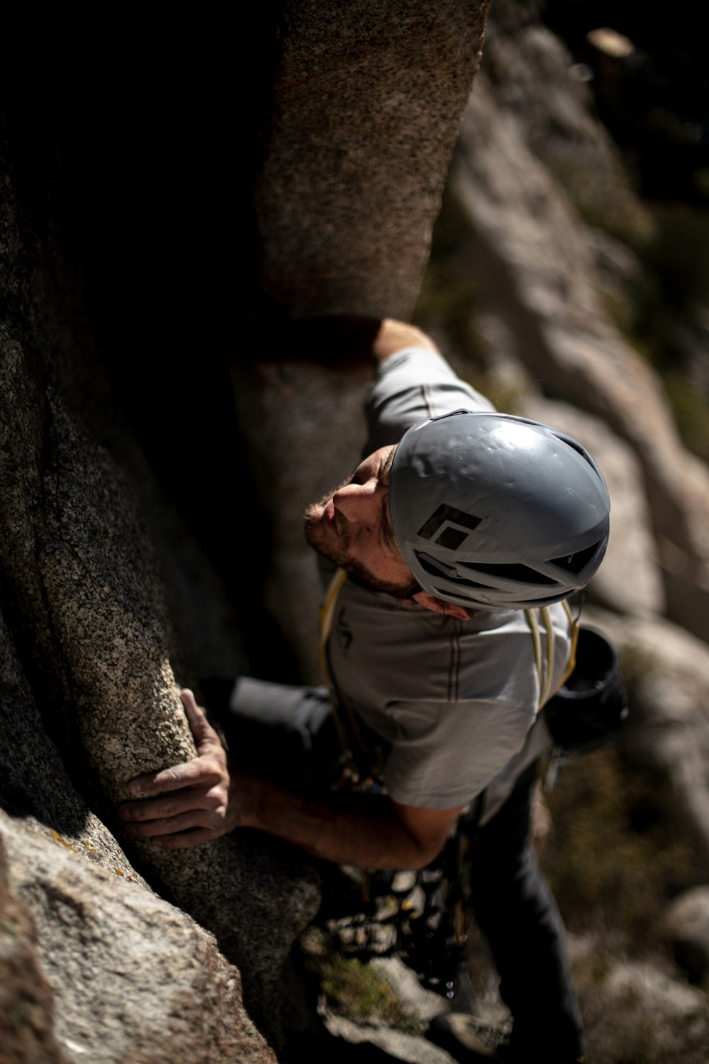 hombre escalando en la montaña rocosa