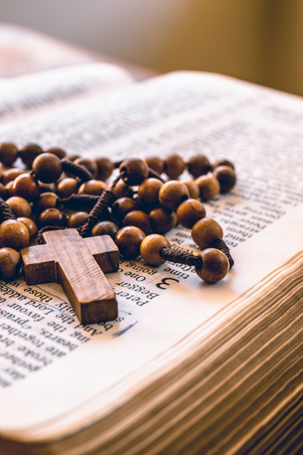 rosario in legno marrone con perline
