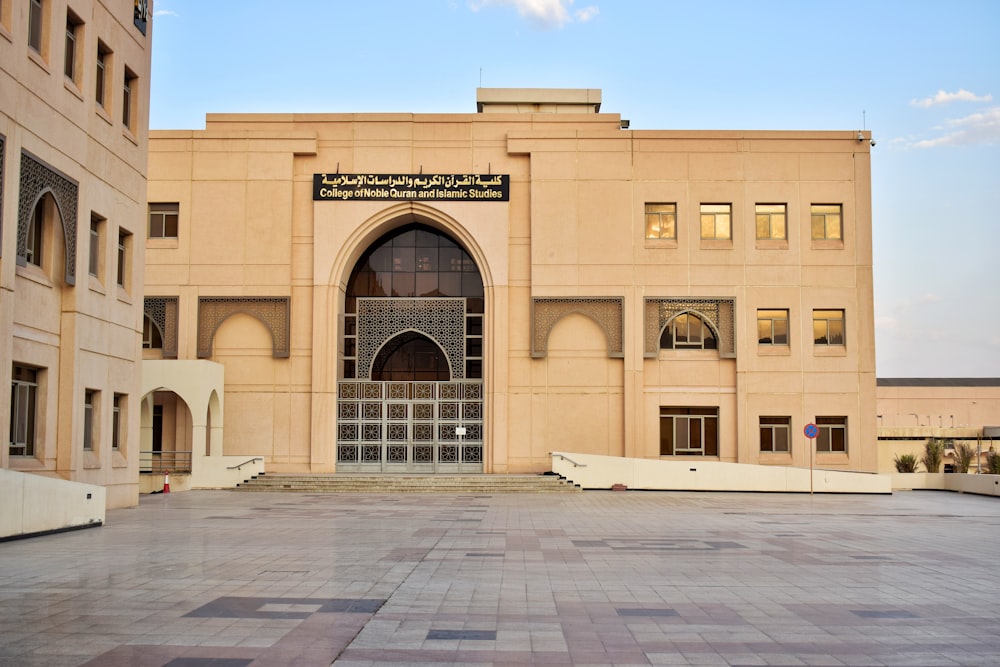 edificio in cemento beige