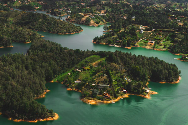 Vista aérea de los lagos e islas de Guatapé, Antioquia, Colombia