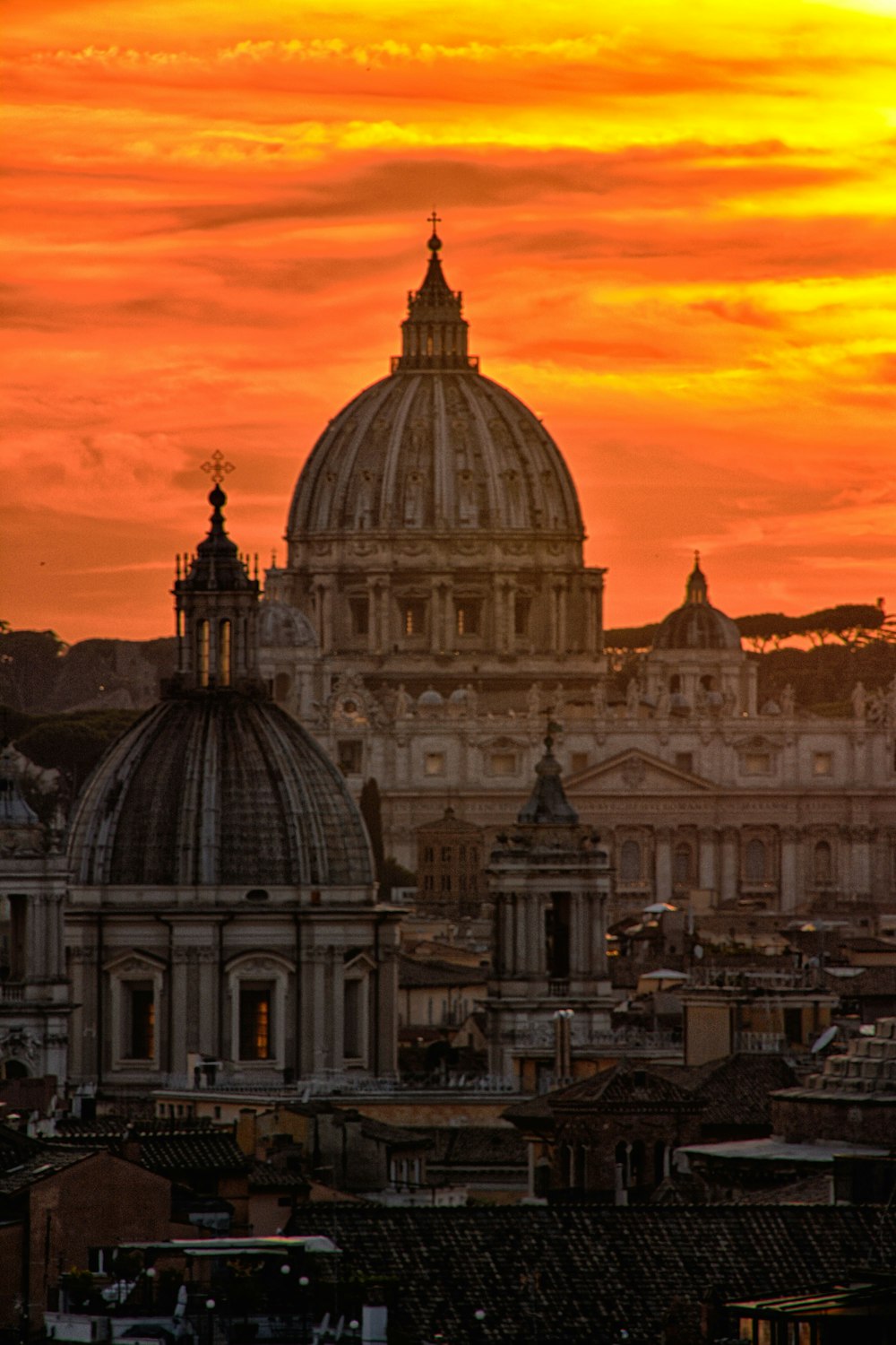 Edificio a cupola marrone durante la foto diurna