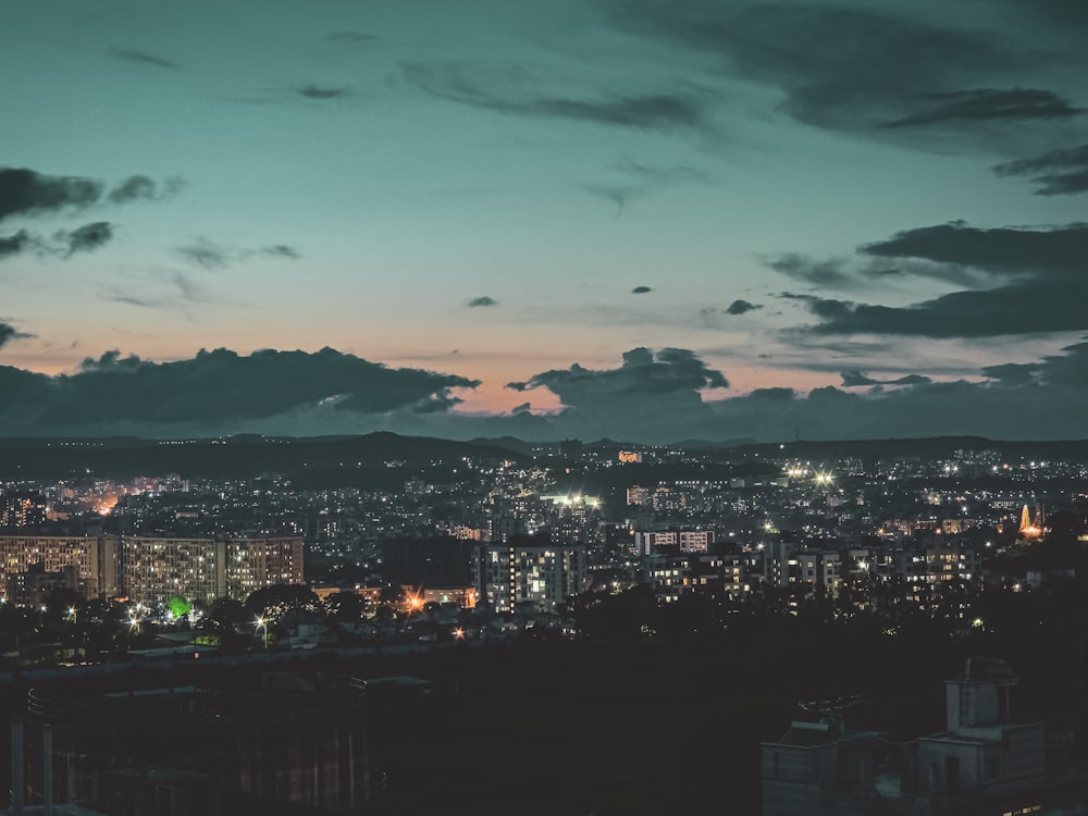 Edificios iluminados durante el día