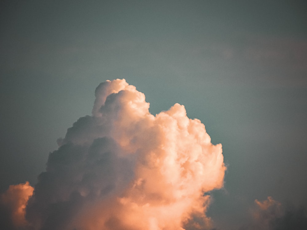 Weiße Wolkenbildung während der goldenen Stunde