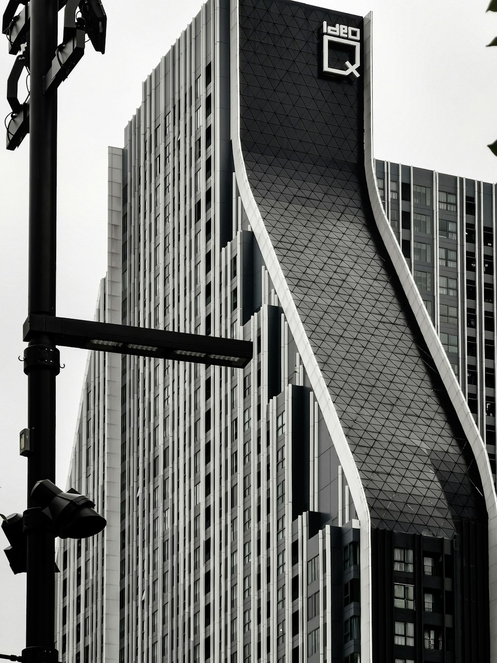 Fotografía en escala de grises de un edificio