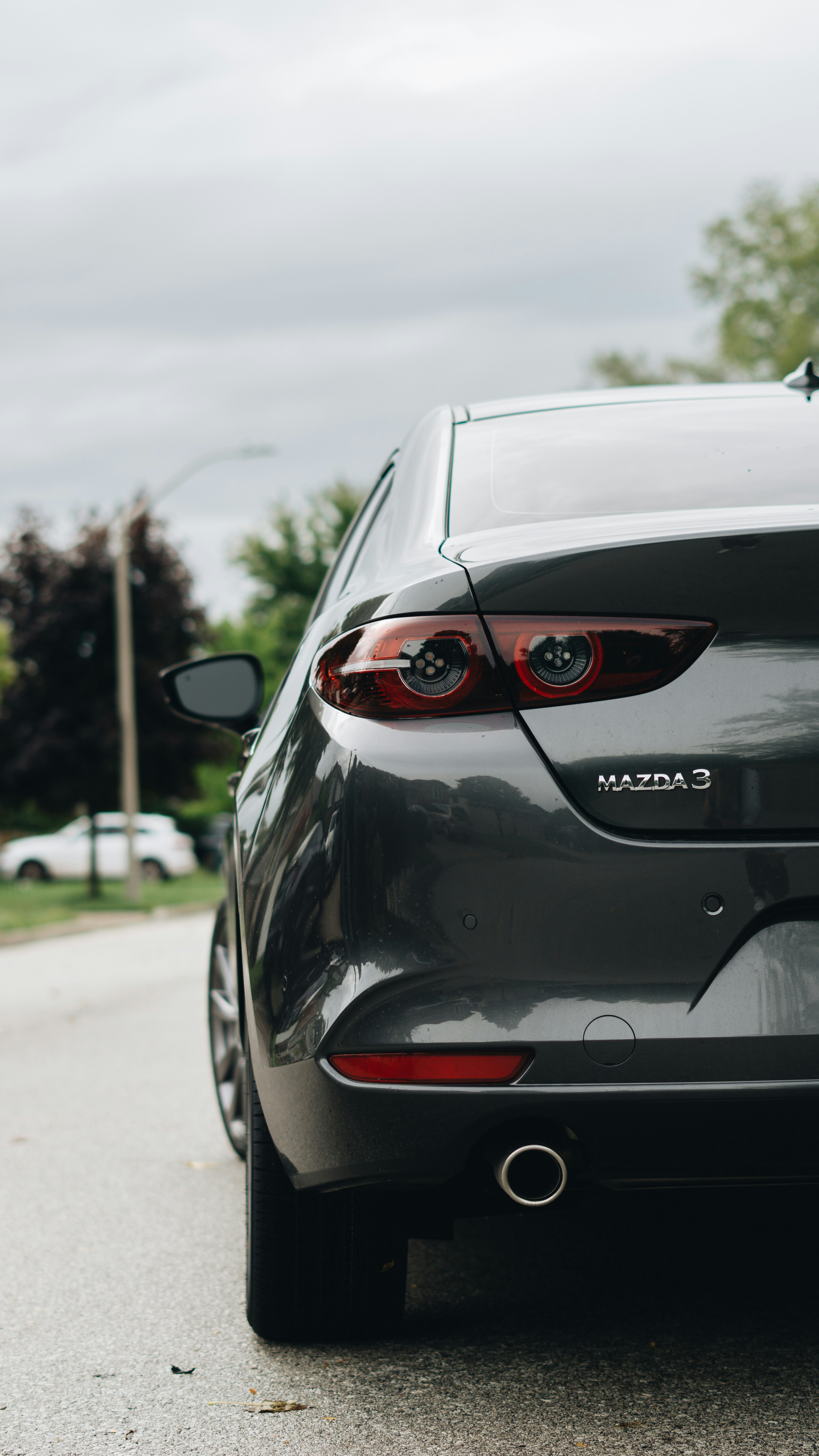 灰色のマツダ 3 セダンが日中道路に駐車の写真 Unsplashで見つけるグレーの無料写真