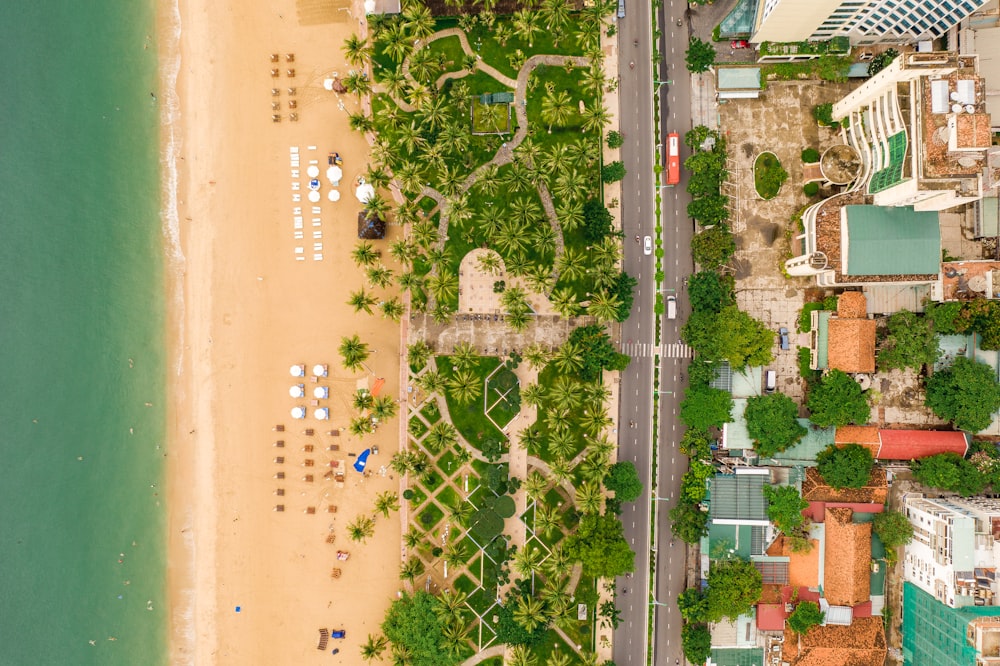 Stadt und Strand tagsüber